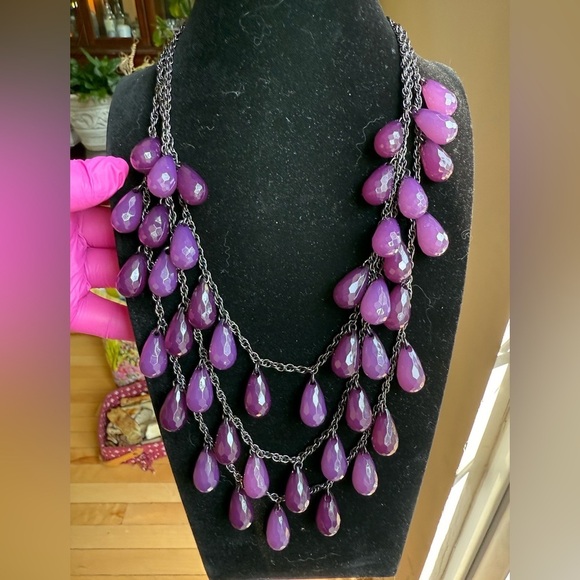 JOAN RIVERS BIB PURPLE BRIOLETTE TEARDROP 3 STRAND GUN METAL NECKLACE